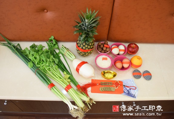 方弟弟(新北中和區到府嬰兒寶寶滿月剃頭理髮、免費到府嬰兒剃胎毛儀式吉祥話)。到府剃頭剃胎毛主持、專業拍照、DVD光碟、證書。★購買「臍帶章、肚臍章、胎毛筆刷印章」贈送：剃頭、收涎、抓周，三選一。2015.11.19 照片1
